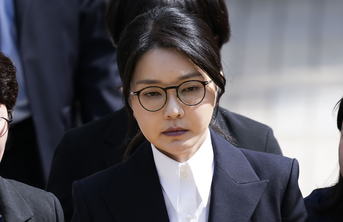 윤석열 전 대통령 부인 김건희 여사가 지난 12일 구속 전 피의자 심문(영장실질심사)을 마친 뒤 서울 서초구 서울중앙지법 청사를 나서고 있다. (사진=연합뉴스)