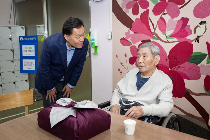 14일 이재준 시장이 오성규 애국지사에게 인사하고 있다. (사진=수원시 제공)