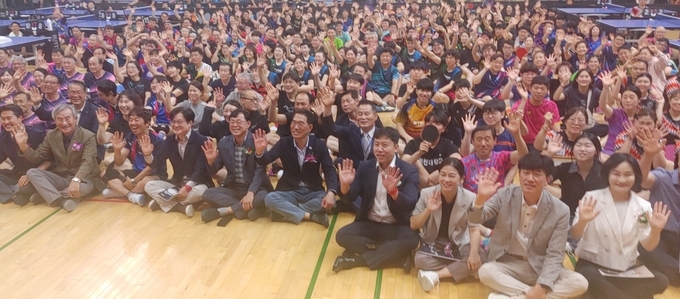 제9회 김포 금쌀배 전국탁구대회에 지역 국회의원등과 선수, 가족등이 참석 정진국 회장의 대회선언에 박수를 보내고 있다. (사진=천용남 기자)