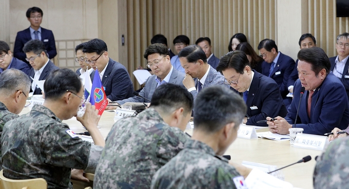최대호(가운뎃줄 오른쪽 첫 번째) 안양시장이 2019년 6월 이재명 당시 경기도지사와 지상작전사령부 관계자 등이 참석한 가운데 열린 '박달스마트시티사업' 관련 정책회의에서 발언하고 있다. (사진=안양시 제공)