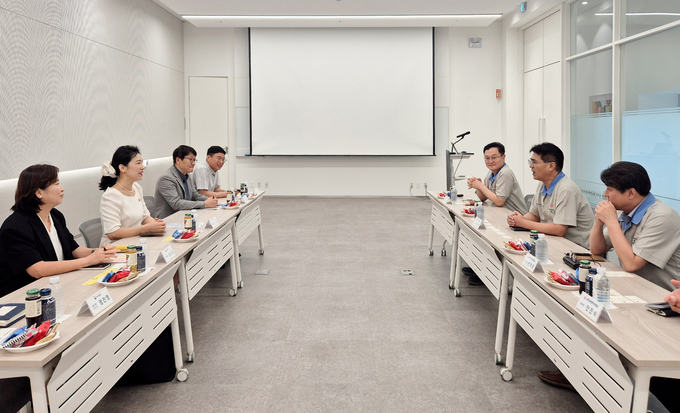 민희 평택직할세관장(왼쪽 3번째)은 (주)오뚜기라면 관계자와 대미수출 지원을 위한 간담회를 진행했다. (사진=평택직할세관 제공)