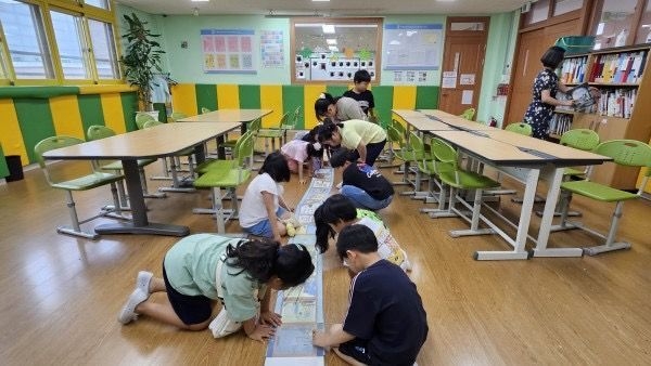 경기도교육청평생학습관이 수원시립서호지역아동센터와 함께 지역 어린이들의 교육격차 해소와 독서문화 체험의 기회를 제공하기 위해 다양한 프로그램을 운영한다. (사진=경기도교육청 제공)