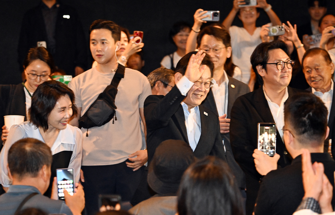 이재명 대통령과 김혜경 여사가 17일 서울 용산CGV ‘독립군:끝나지 않은 전쟁’ 상영관에서 관객들에게 인사하고 있다. 대통령 오른쪽은 배우 조진웅 씨. (사진=연합뉴스)