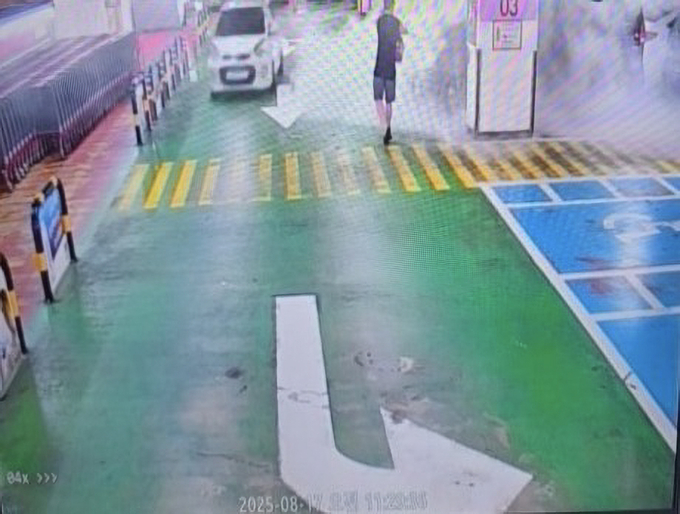  지난 17일 수원시 영통구 소재 대형마트 지하주차장에서 차량 화재가 발생했으나 소방안전관리자의 신속한 대처로 금방 꺼졌다. (사진=수원소방서 제공)