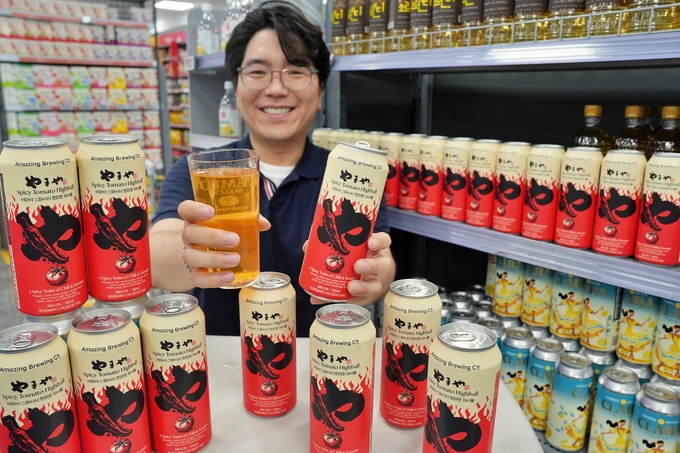 롯데마트·슈퍼가 오는 21일 국내 최초로 일본 고구마 소주(이모 소츄, 芋焼酎)를 활용한 ‘야마야 스파이시 토마토 하이볼(500ml)’을 선보인다. (사진=롯데마트·슈퍼 제공)