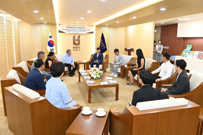 시장과 차담회를 하는 독립유공자 후손. (사진=부천시 제공)