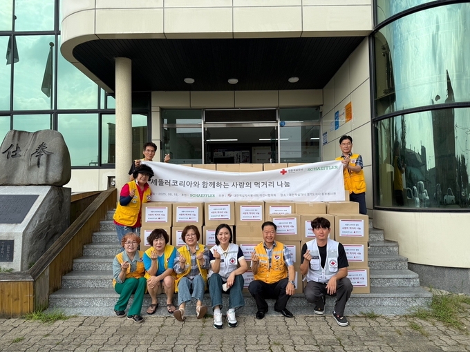 18일 대한적십자사봉사회 이천시협의회 봉사원들이 '사랑의 먹거리 나눔 2회차' 봉사를 진행하고 있다. (사진=대한적십자사 경기도지사 제공)