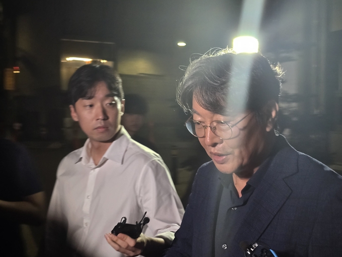  차명 주식거래 의혹을 받는 무소속 이춘석 의원이 15일 마포구 서울경찰청 광역수사단 청사에서 조사를 마친 뒤 귀가하고 있다. (사진=연합뉴스)