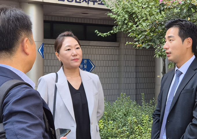  강혜경 씨와 변호인이 법정에 들어가기 전 인터뷰를 진행하고 있다. (사진=연합뉴스)