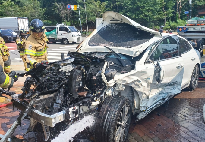  18일 오후 2시 25분쯤 오산시 금암동 일대에서 차량 한 대가 교통사고 이후 상가 테라스로 돌진하면서 화재가 발생했다. (사진=경기도소방재난본부 제공) 