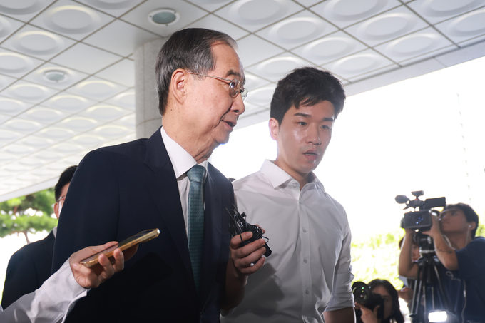  12·3 계엄사태에 가담·방조한 혐의를 받는 한덕수 전 국무총리가 19일 서울 서초구 서울고검에 마련된 조은석 내란특별검사팀에 출석하고 있다. (사진=연합뉴스)