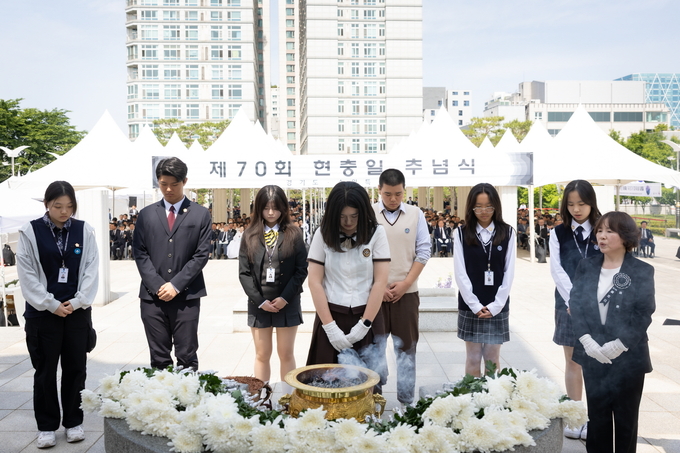 수원시 청소년의회회 의장단이 제70회 현충일 추념식에서 분향을 하고 있다. (사진=수원시 제공)