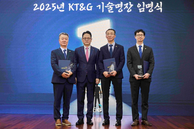 KT&G는 지난 4일 대전 본사에서 ‘2025년 제조설비 부문 명장 임명식’을 열고 조영일 대전공장 궐련기계 팀장, 신동국 영주공장 포장기계 그룹장, 강태훈 대전공장 전자·시스템 팀장을 명장으로 선발했다. (사진=KT&G 제공)