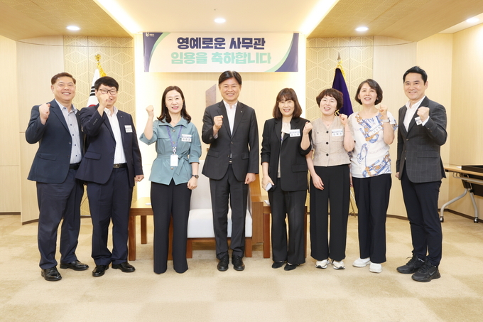 부천시 5급 사무관 승진자 임용장 수여식 단체 기념촬영. (사진=부천시 제공)