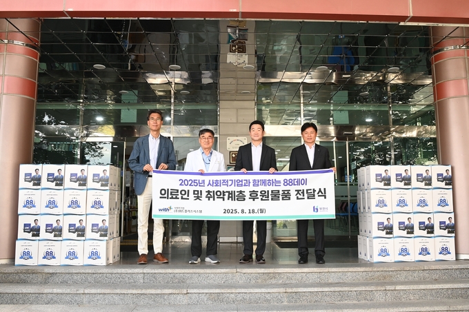 (왼쪽부터) 이명룡 휴앤유병원장, 기평석 가은병원장, 위드플러스시스템 김승모 대표, 조용익 부천시장이 기념사진을 찍고 있다. (사진=부천시 제공)