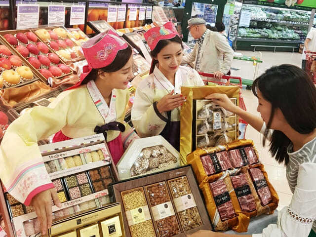 롯데마트 제타플렉스 서울역점에서 선물세트를 홍보하고 있다. (사진=롯데마트·슈퍼 제공)