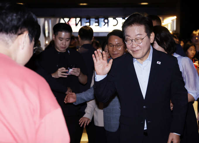 이재명 대통령이 지난 17일 서울 용산CGV에서 ‘독립군:끝나지 않은 전쟁’ 관람 후 시민들과 인사하고 있다. (사진=연합뉴스)