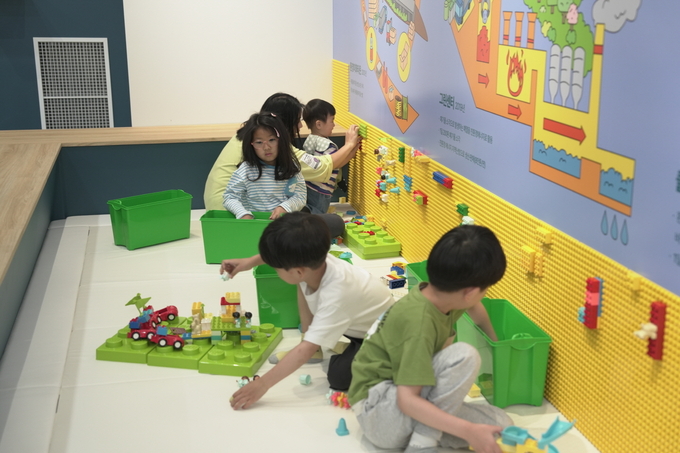 탄소중립체험관 내 자원순환 전시월에서 블럭놀이를 하는 아이들. (사진=시흥시 제공)