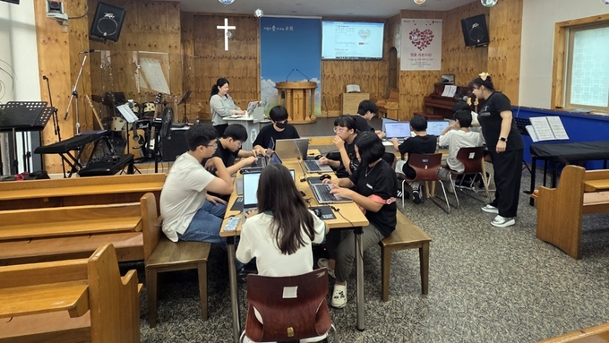 오산시 청호지역아동센터에서 ‘2025 디지털 새싹 교육사업’이 진행되고 있다. (사진=한신대학교 제공)