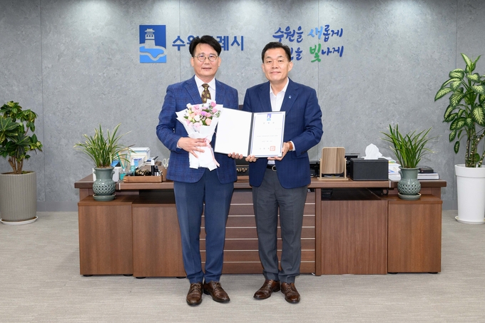 지난 18일 임명장 수여 후 이재준 수원시장(오른쪽)과 정길배 수원컨벤션센터 이사장이 기념촬영을 하고 있다. (사진=수원시 제공)