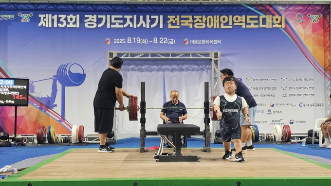 18일 평택시 이충문화체육센터에서 열린 '제13회 경기도지사기 전국장애인역도대회'에 참가한 천민기(경기도장애인역도연맹)의 모습. (사진=경기도장애인체육회 제공)