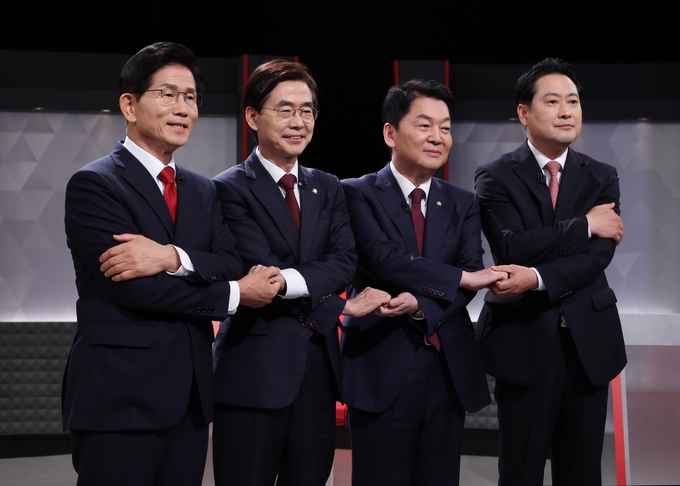 국민의힘 당 대표 선거에 출마한 후보들이 지난 17일 서울 여의도 KBS에서 열린 2차 텔레비전 토론회에 앞서 기념 촬영을 하고 있다. (왼쪽부터) 김문수, 조경태, 안철수, 장동혁 후보. (사진=연합뉴스)