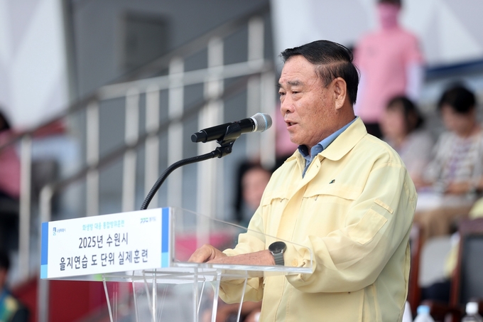 19일 진행된 '2025 을지연습 실제훈련 연계 화생방 대응 통합방위훈련'에 참석한 이재식 수원시의회 의장이 축사를 하고 있다. (사진=수원시의회 제공)