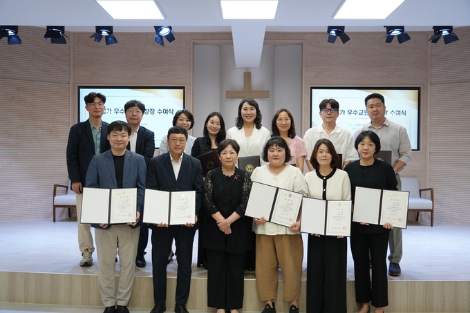 백인자 한세대 총장과 ‘2025학년도 1학기 강의평가'에서 표창을 받은 우수 교원들이 기념사진을 찍고 있다. (사진=한세대 제공)