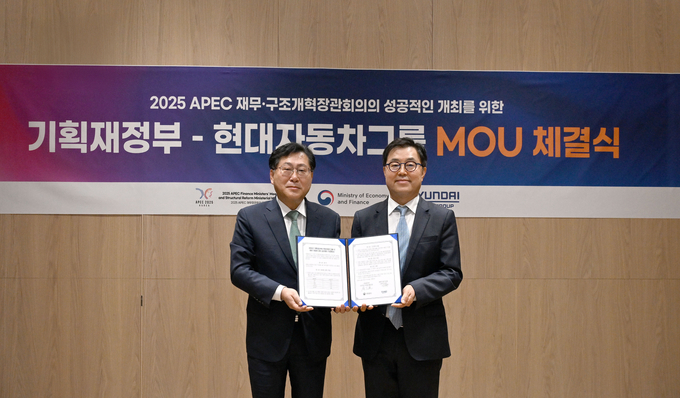 신승규 현대차그룹 전무(사진 오른쪽), 최지영 기획재정부 국제경제관리관이 기념 촬영을 하고 있다. (사진=현대차 제공)