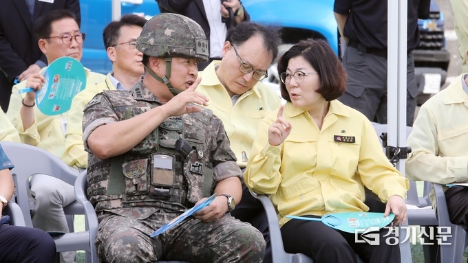 김보라 시장이 군으로부터 을지연습 실제훈련 상황을 경청하고 있다. (사진=안성시 제공)