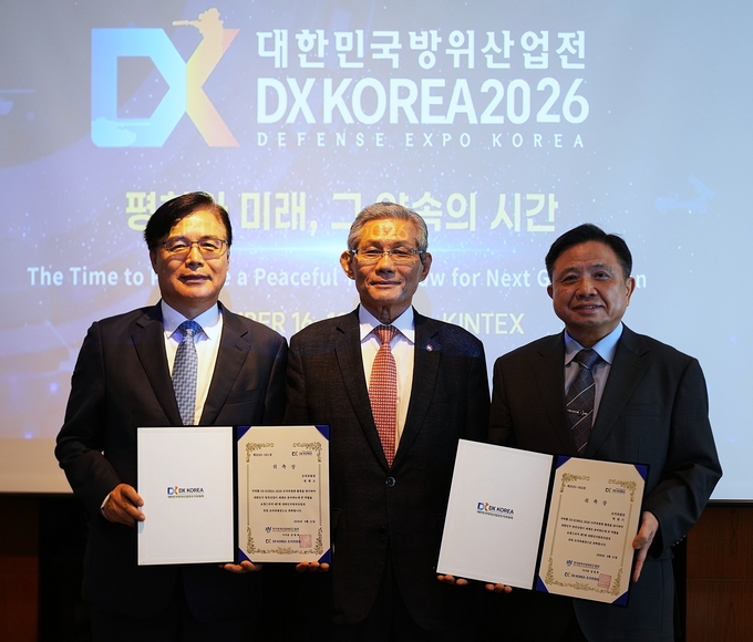 DX KOREA 2026 조직위원회는 서울 삼성동 코엑스(오크우드 호텔)에서 21일 각계 전문가들이 참석한 가운데 (사)한국방위산업MICE협회 김영후 이사장(사진 가운데)이 권평오 전 KOTRA 사장(사진 왼쪽)과 박한기 전 합참의장 (육군대장)에게 공동 조직위원장으로 위촉장을 전달하고 있다. (사진=DX KOREA 2026 조직위원회 제공)