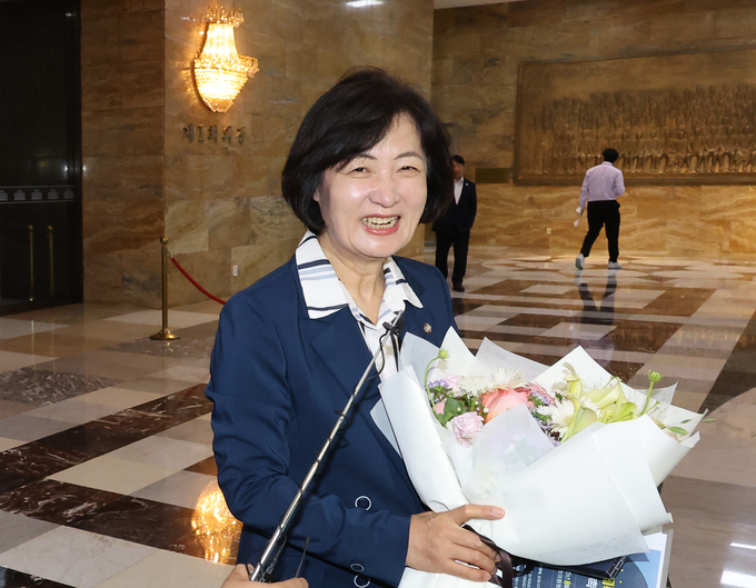 21일 국회 본회의에서 법제사법위원회 위원장으로 선출된 추미애 더불어민주당 의원이 본회의장을 나서며 환하게 웃고 있다. (사진=연합뉴스)