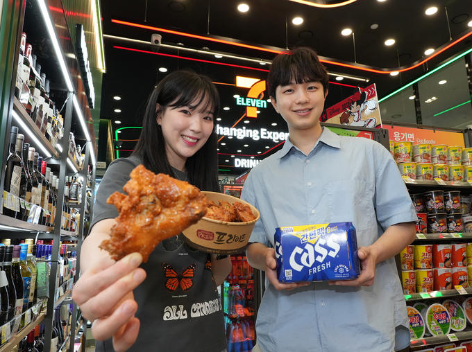 편의점 세븐일레븐이 ‘치킨 2만 원 시대’를 겨냥해 가성비 치킨과 맥주 세트를 내놨다. (사진=세븐일레븐 제공)