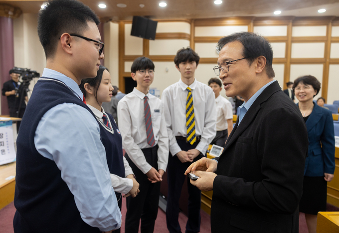임태희 경기도교육감이 보이텔스바흐 합의 기반 '경기-서울 학생토론회'에 참가한 학생을 격려하고 있다. (사진=경기도교육청 제공)