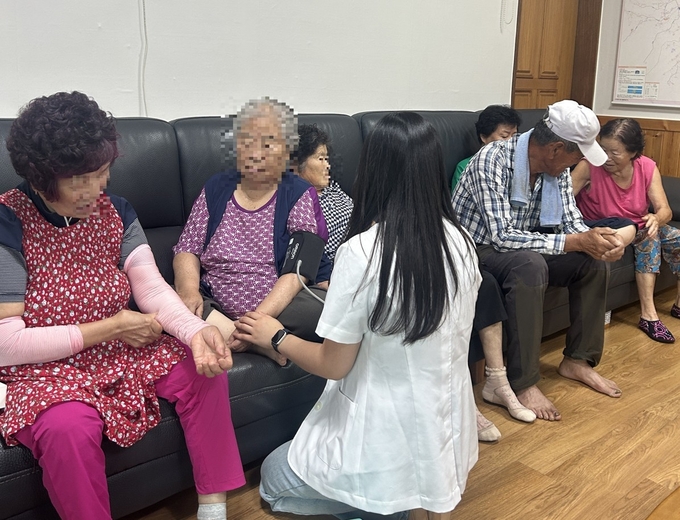 양평군 강상면은 지난 20일 신화1리 새마을회관에서 지역 어르신들을 대상으로 '찾아가는 건강·복지 상담실'을 운영했다. (사진=양평군 강상면 행정복지센터 제공)