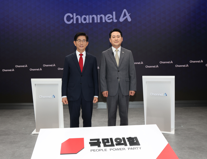 국민의힘 당대표 선거 결선에 진출한 김문수(왼쪽)·장동혁 후보가 23일 서울 채널A 광화문 스튜디오에서 열린 방송토론회에서 기념촬영을 하고 있다. (사진=연합뉴스)
