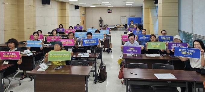 광명시는 지난 22일 철산3동 행정복지센터에서 ‘2025년 하반기 시민정원사 양성교육’ 개강식을 열고 제8기 교육과정의 본격적인 시작을 알렸다. (사진=광명시 제공)