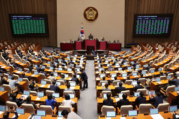 국회가 24일 서울 여의도 국회의사당에서 본회의를 개최하고 노동조합 및 노동관계조정법 일부개정법률안에 대한 표결을 진행하고 있다. (사진=연합뉴스 제공)