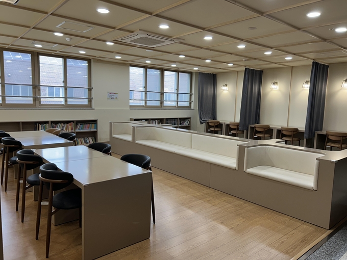 효행초등학교 5층에 위치한 효행 책방 열린 북카페(고학년용). (사진=효행초등학교 제공)