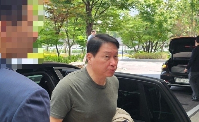 최태원 SK그룹 회장이 오는 25일(현지시간) 미국 워싱턴DC에서 열리는 한미 정상회담 경제사절단에 동행하기 위해 24일 강서구 서울김포비즈니스항공센터(SGBAC)를 통해 출국하고 있다. (사진=연합뉴스 제공)
