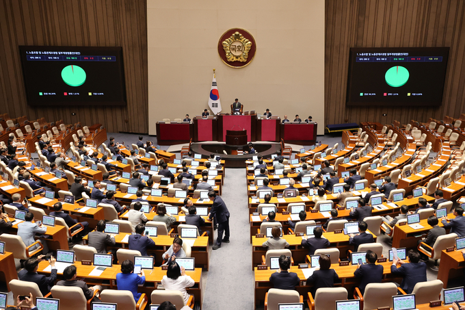 24일 국회 본회의에서 국민의힘이 불참한 가운데 '노동조합 및 노동관계조정법 개정안(노란봉투법)'이 통과되고 있다. (사진=연합뉴스)