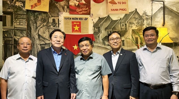 <em>지난 22일 베트남 하노이에서 응우엔 반 떤 VINASME 회장(왼쪽부터), 김기문 중앙회장, 응우엔 찌 쭝 부총리, 최영삼 주베트남 한국대사, 응우엔 뜩 땀 재무부 차관이 만나한-베 중소기업 협력을 논의한 뒤 기념 촬영을 하고 있다. (사진=중기중앙회 제공)</em>