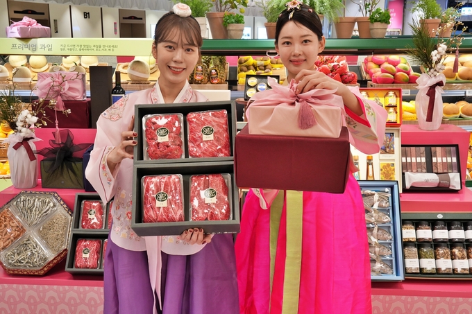 롯데백화점 잠실점 지하1층 식품관에서 추석 선물세트 홍보가 이뤄지고 있다. (사진=롯데백화점 제공)