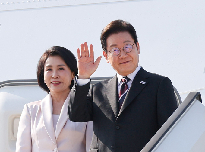 한일 정상회담을 마친 이재명 대통령과 부인 김혜경 여사가 24일 일본 도쿄 하네다공항에서 도널드 트럼프 미국 대통령과의 한미 정상회담을 위해 워싱턴DC로 향하며 공군1호기에 올라 인사하고 있다. (사진=연합뉴스)
