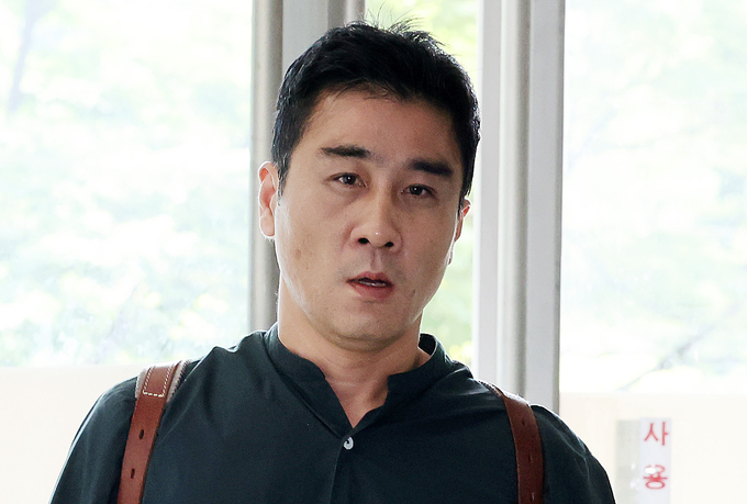  임성근 전 해병대 1사단장 구명 로비 의혹을 정치권에 제보한 전직 해병 이관형 씨가 21일 참고인 신분으로 조사를 받기 위해 서울 서초한샘빌딩에 위치한 순직해병특별검사팀으로 출석하고 있다. (사진=연합뉴스)
