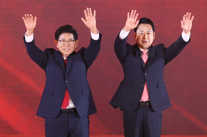 지난 22일 충북 청주시 흥덕구 청주오스코에서 열린 국민의힘 제6차 전당대회에서 결선에 진출한 김문수, 장동혁 당 대표 후보가 진출에 성공한 뒤 손을 들고 인사하고 있다. (사진=연합뉴스)
