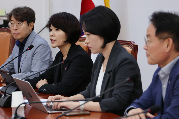 한정애(왼쪽 두 번째) 더불어민주당 정책위 의장이 24일 국회에서 2024년 회계연도 결산 심사와 관련해 기자간담회를 하고 있다. (사진=연합뉴스)