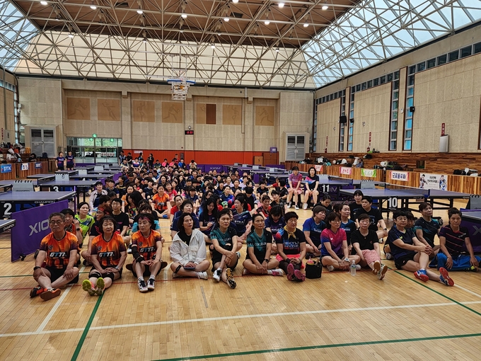 ‘제1회 823 유승민배 전국탁구대회’에 전국에서 참가한 생활체육 탁구 선수들. (사진=군포시탁구협회 제공)