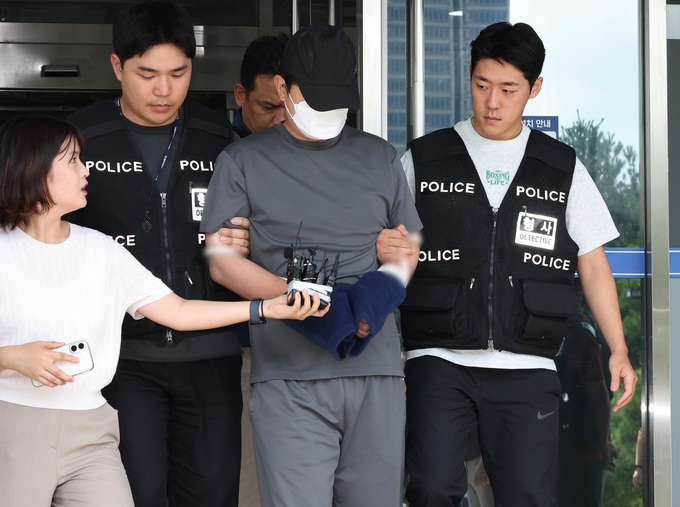  용인 오피스텔 지하주차장에서 발생한 여성 피살사건의 피의자 A씨가 24일 구속 전 피의자 심문(영장실질심사)에 출석하기 위해 용인동부경찰서 유치장에서 나오고 있다. (사진=연합뉴스)