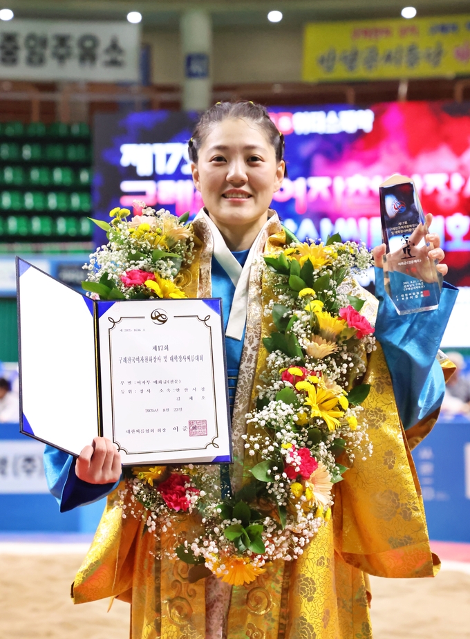 23일 전남 구례실내체육관에서 열린 '제17회 구례전국여자천하장사 및 대학장사씨름대회' 여자부 매화급(60㎏급)에서 우승한 김채오(안산시청)가 기념사진을 찍고 있다. (사진=대한씨름협회 제공)